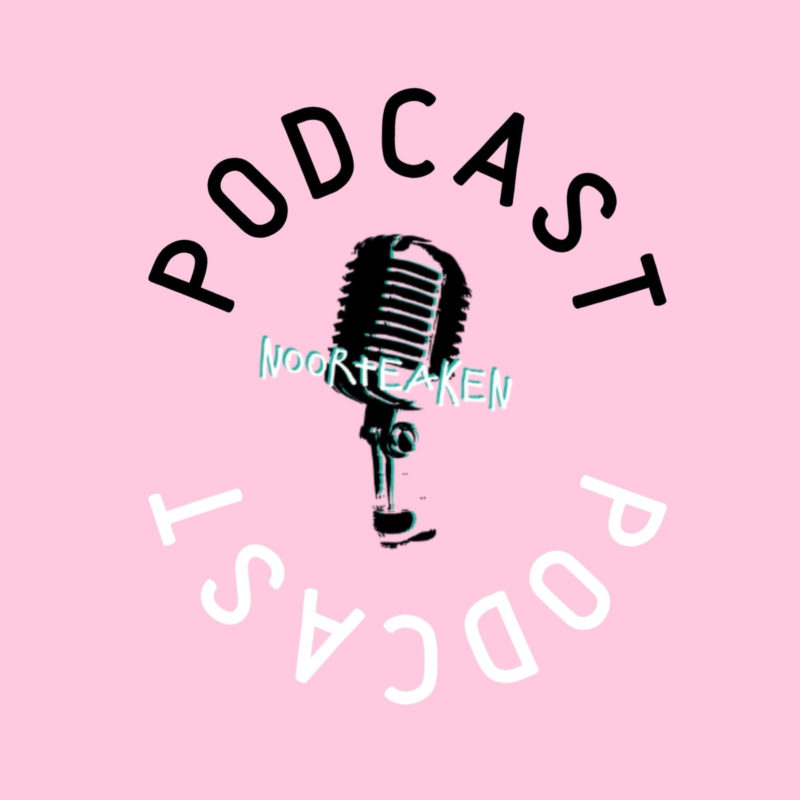 Roosa taust mille keskel mikrofon, esiplaanil on podcasti nimi.